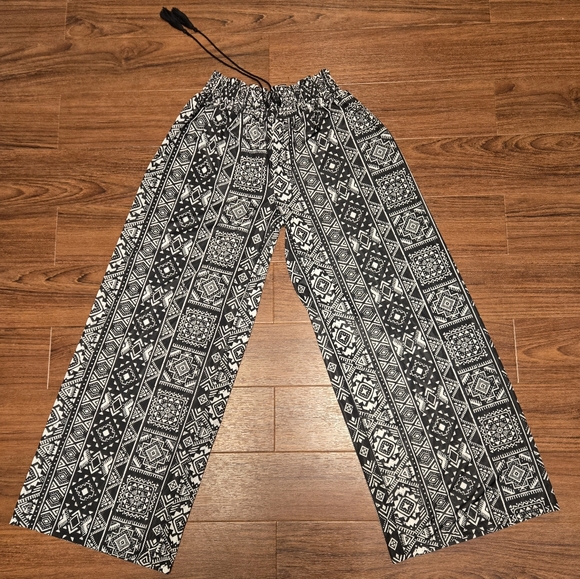 Pants - Womens Slinky Boho Type Pants Free Size NWOT